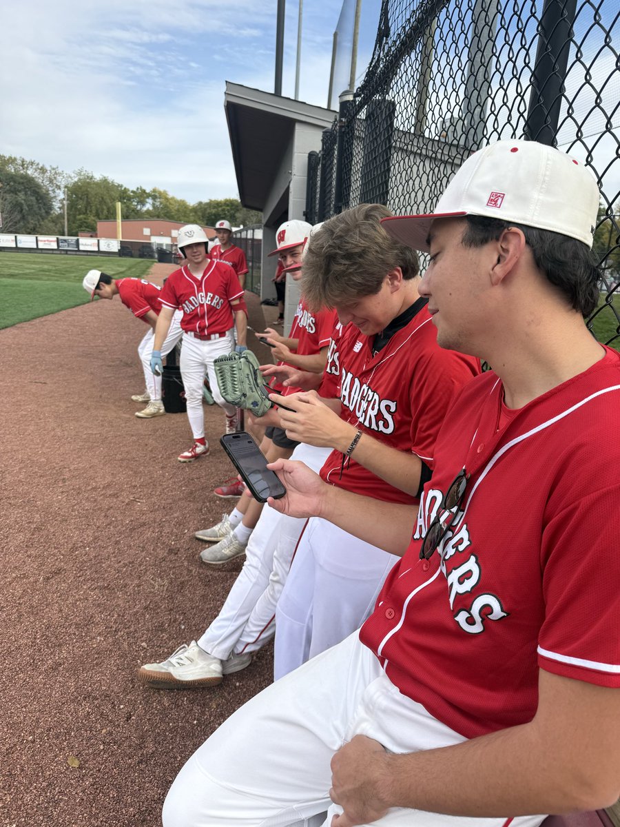 michael_y8's tweet photo. The current state of @ClubBaseballUW 🤦‍♂️🤦‍♂️🤦‍♂️#screenagers https://t.co/jStExusMvo