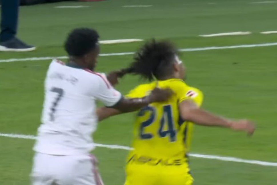 Nabil_djellit's tweet photo. L'expulsion de Vinicius est-elle tirée par les cheveux ? #RMAVIL https://t.co/P9ygqmuBNA