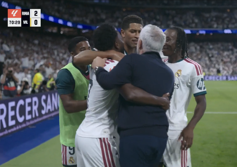 TouchlineX's tweet photo. 🚨 𝗠𝗔𝗝𝗢𝗥 𝗕𝗥𝗘𝗔𝗞𝗜𝗡𝗚: This is something in the way of 'you had to be here' in order to BELIEVE IT!

1️⃣ Vinicius Jr SCORES and EVERYONE goes wild.

2️⃣ José Mourinho runs all over the pitch to celebrate.

3️⃣ VAR spots a moment from a minute earlier where Vinicius pulled someone's hair.

4️⃣ The referee goes to check.

5️⃣ The referee gives Vinicius a STRAIGHT RED CARD.
