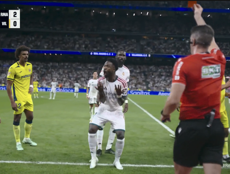 TouchlineX's tweet photo. 🚨 𝗠𝗔𝗝𝗢𝗥 𝗕𝗥𝗘𝗔𝗞𝗜𝗡𝗚: This is something in the way of 'you had to be here' in order to BELIEVE IT!

1️⃣ Vinicius Jr SCORES and EVERYONE goes wild.

2️⃣ José Mourinho runs all over the pitch to celebrate.

3️⃣ VAR spots a moment from a minute earlier where Vinicius pulled someone's hair.

4️⃣ The referee goes to check.

5️⃣ The referee gives Vinicius a STRAIGHT RED CARD.