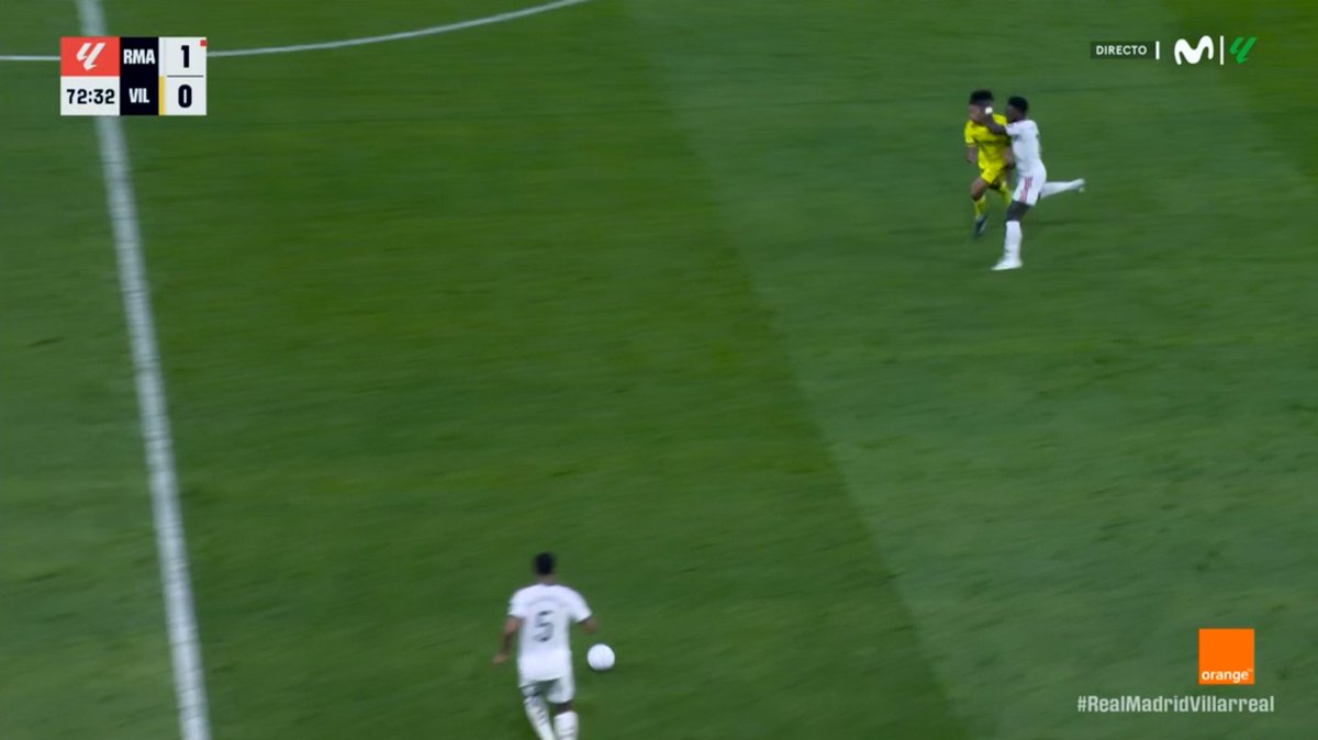 ArchivoVAR's tweet photo. 🖥️💥 Intervención quirúrgica del VAR en el Santiago Bernabéu.

👉🏻 Saliba choca contra Vinicius y el jugador brasileño le tira del pelo en la acción previa al gol.

✅ 𝗘𝗦 𝗥𝗢𝗝𝗔 𝗗𝗜𝗥𝗘𝗖𝗧𝗔.

▪️ Acción que está recogida en el reglamento como conducta violenta. https://t.co/xoBj6iPDyq