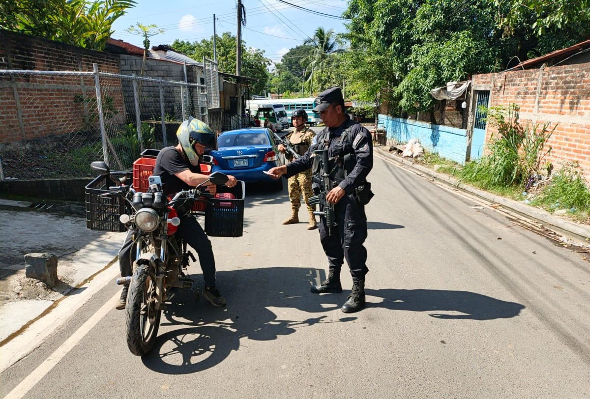 PNCSV's tweet photo. Nuestra operatividad continúa a nivel nacional en coordinación con la @FUERZARMADASV para que la población transite con total confianza.

La misión es mantener la seguridad que gracias al #PlanControlTerritorial devolvimos a los salvadoreños. https://t.co/UAmgvfAzkF
