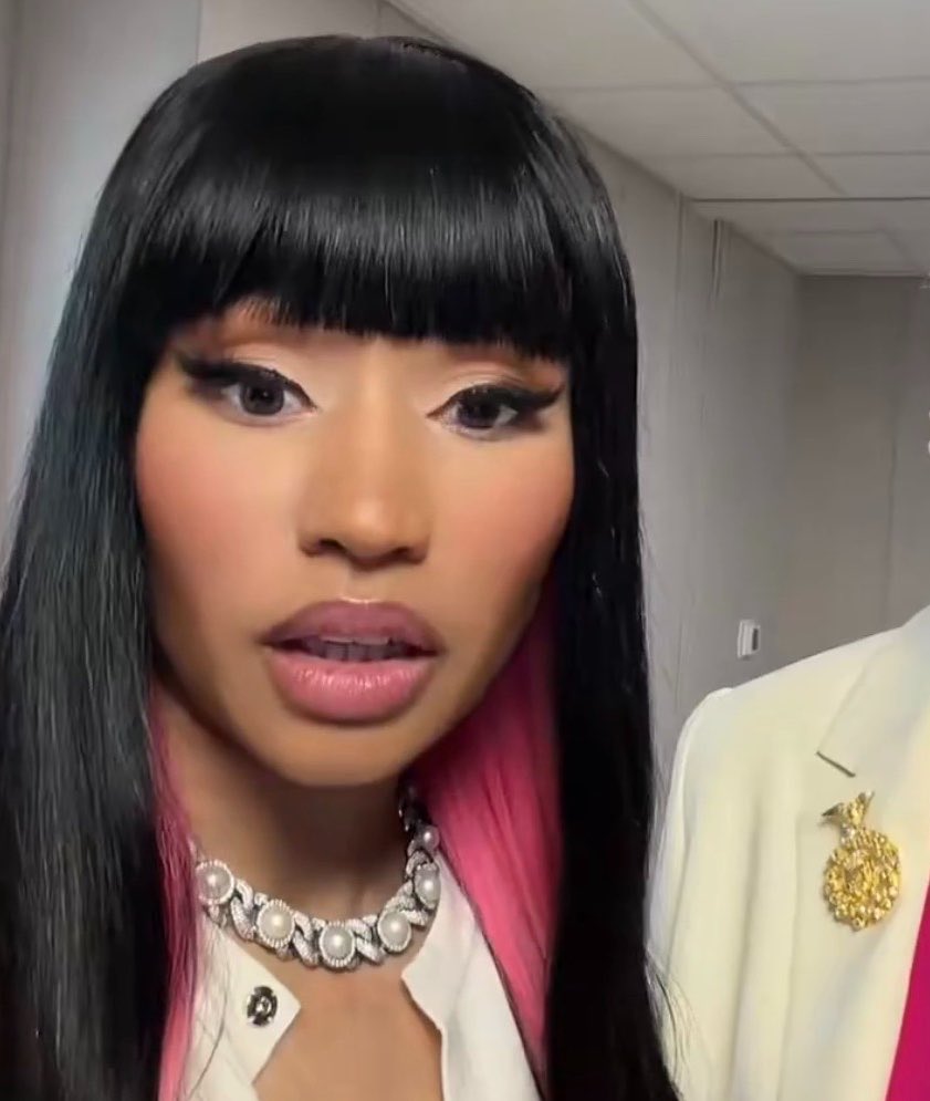 hexminaj's tweet photo. NICKI’S MUG IS INSANE😭 https://t.co/wzfxe7M83R