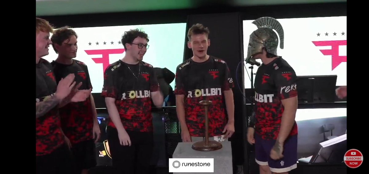 LikeCoffeLattee's tweet photo. Finally guys you all win trophyb🏆, and why my igl use trophy like a helmet lol 🏆😂 @Twistzz #FaZeUp https://t.co/gu1n0XTM3R