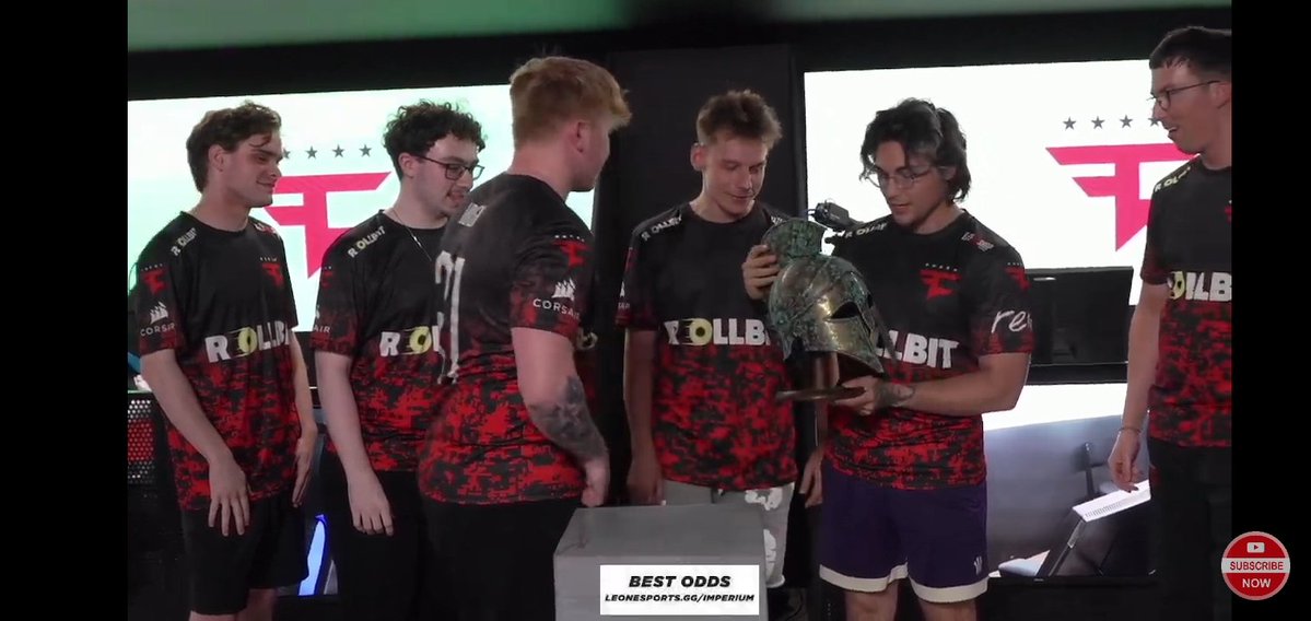 LikeCoffeLattee's tweet photo. Finally guys you all win trophyb🏆, and why my igl use trophy like a helmet lol 🏆😂 @Twistzz #FaZeUp https://t.co/gu1n0XTM3R