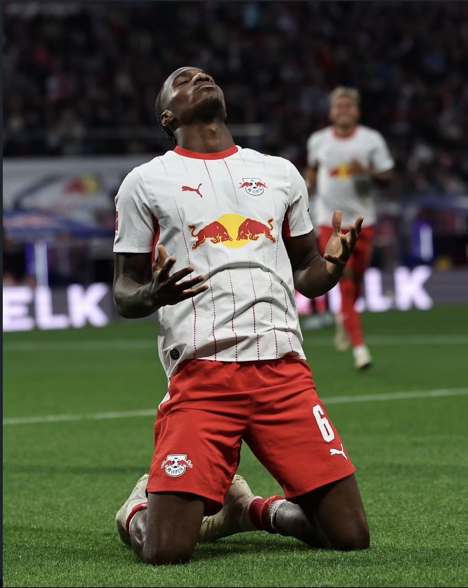 _TopFoot's tweet photo. Banzuzi 🇨🇩 — Buteur dès la 1re minute et passeur décisif pour Nusa, il s’est aussi illustré à la récupération. Sa projection vers l’avant a contribué au maintien d’un bloc haut. Un joueur prometteur qui pourrait bientôt faire parler de lui. 🎯

#banzuzi https://t.co/AFQBqrRiOe