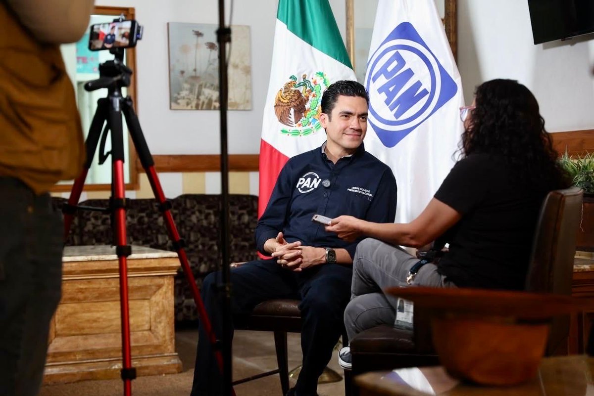 JorgeRoHe's tweet photo. Muchas gracias a @AralyCL y a @diariodejuarez por el espacio para platicar. 🙌🏻

Desde Ciudad Juárez, Chihuahua, hablamos de lo que viene rumbo a 2027. En @AccionNacional estamos listos para dar la batalla, con una prioridad clara: defender a las familias mexicanas y trabajar por el futuro de nuestro país. 🇲🇽🔵

#PatriaFamiliaYLibertad