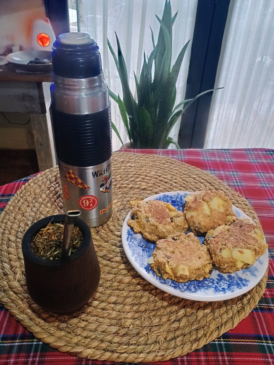 andreasayavedra's tweet photo. #sabadoentn Hola Gusty y Equipo!!! Me preparé galletas de avena con frutos secos y pedacitos de manzana para acompañar a los matecitos en esta tarde gris. Gracias por cada sábado!!! Andrea de El Peligro https://t.co/ZwfxH2dnkg