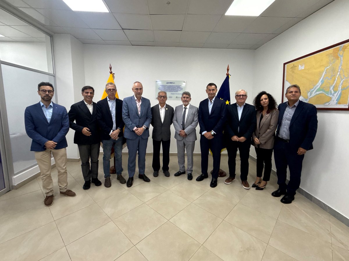 ItalyinEcuador's tweet photo. 🇮🇹🤝🇪🇨 En el marco de su visita institucional a Guayaquil, Alessio Nardi, Consejero en Materia de Seguridad del @ItalyMFA, junto al Embajador de Italia, @giovadavoli, visitó el Centro de Fusión Ecuatoriano-Europeo, una iniciativa de cooperación entre Ecuador y la Unión Europea. https://t.co/FaizJU4T6Q