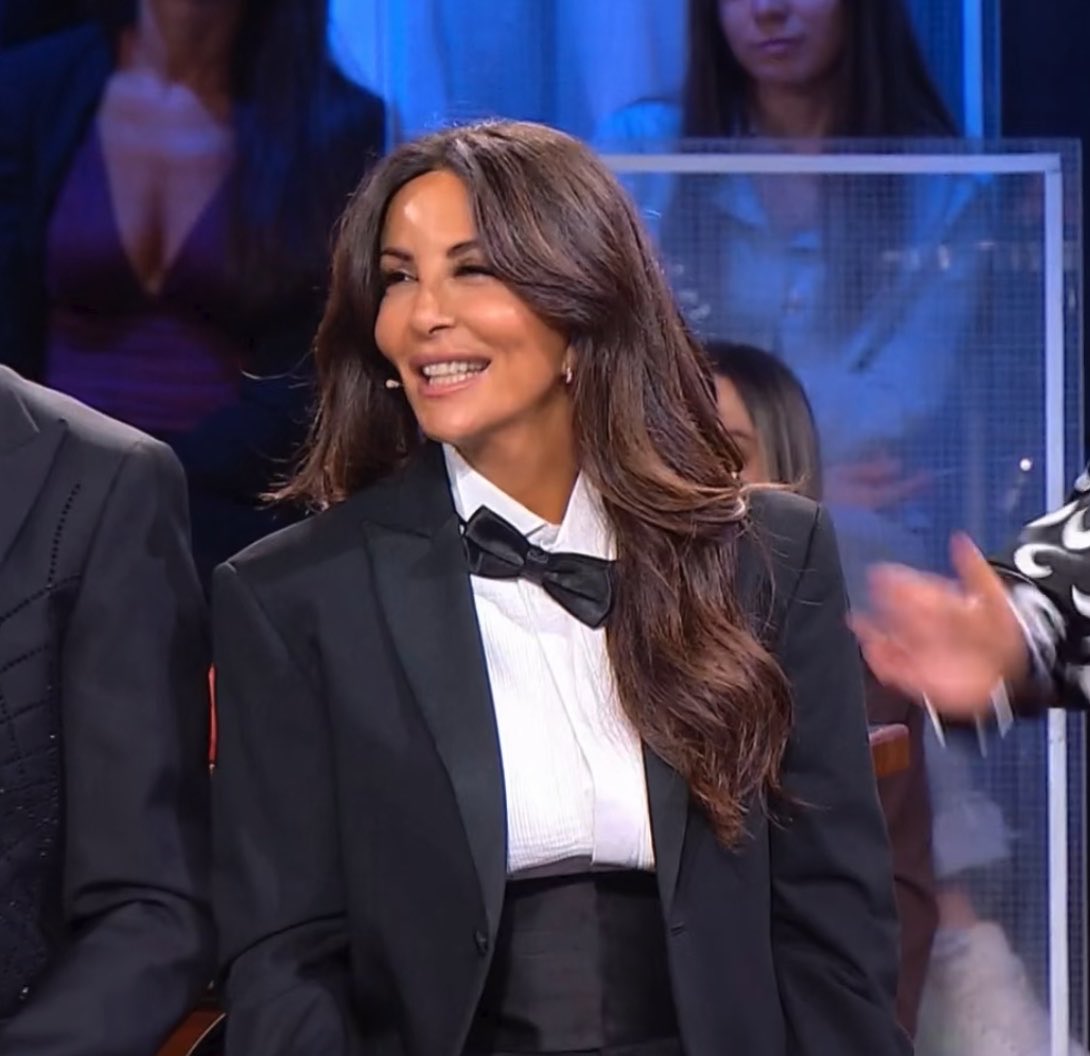 moonlightlsbian's tweet photo. caduta in ginocchio davanti la tv https://t.co/LuMMg6IPGo