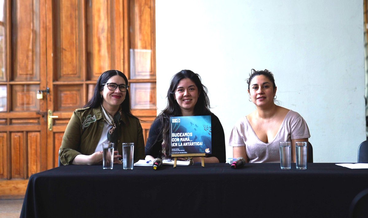 MilenioBASE's tweet photo. ❄️ Hasta las 21:00 nos encuentras en el stand n°5 de la Primavera del Libro en @EstacionMapocho 🤿🇦🇶 Estamos con "Buceamos con mamá… ¡En la Antártica!" de Editorial SurCiencia 👏 https://t.co/e94GIFqF7d