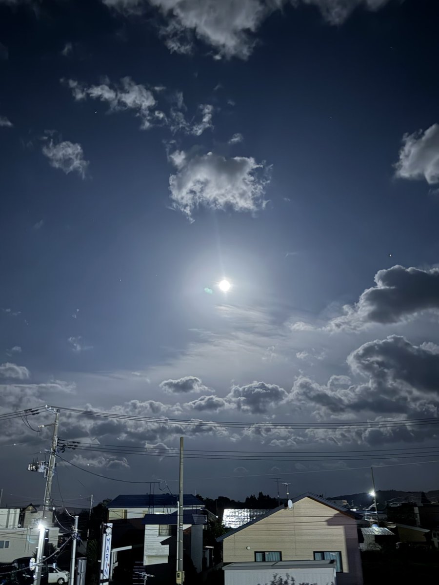FuphngWvUj9uJBs's tweet photo. 青森県宣伝班長速報😑
ただ今の気温9度を🌡️
お知らせします♪📻
ピンポン📢🛜♪（ｖ＾＿＾）ｖ
晴れ☀️☁️の空🌪️風弱し
連休２日目天気はよく気分いい
が何処にも行けず😨昨日山⛰️
の方を見ていたら紅く紅葉🍁
していたこれからもっと
色がのってくる楽しみだ😊
おはようございます😸
日曜日もよろしくです😻✨☘️
《月🌕》