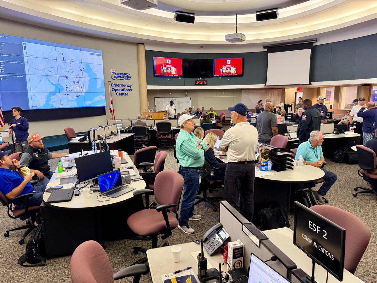 davidjollyfl's tweet photo. Thank you to Commissioner Lumon May for inviting me to the Escambia County Emergency Operations Center to meet our officials and responders who are working hard around the clock right now. Thank you for keeping Floridians safe. https://t.co/EnZOEZlTBA