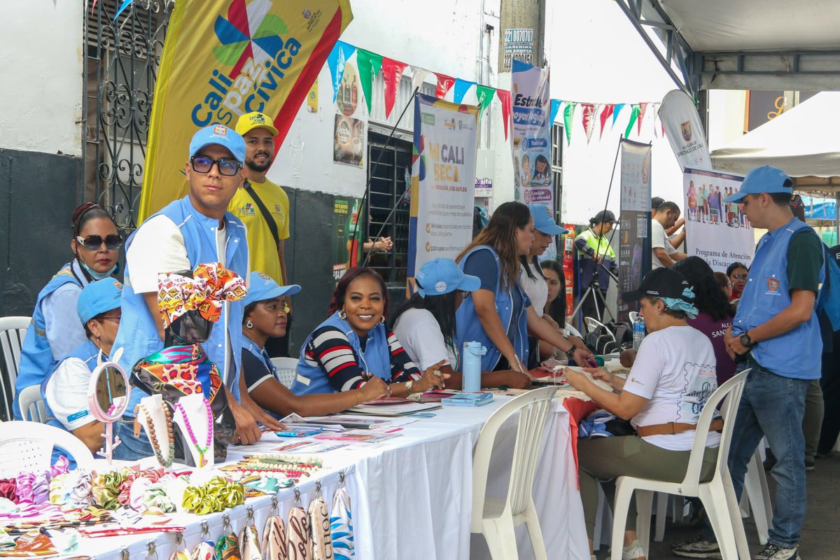 alejoeder's tweet photo. Llegamos a Ciudad Paraíso con toda la oferta institucional de la @AlcaldiaDeCali. Más de 1.000 personas se beneficiaron de la Feria de Servicios Cali Somos Todos, con atención en salud, educación, empleo y programas sociales.

Ciudad Paraíso, San Pascual y Sucre tienen toda nuestra atención. Aquí estamos y aquí nos quedamos.