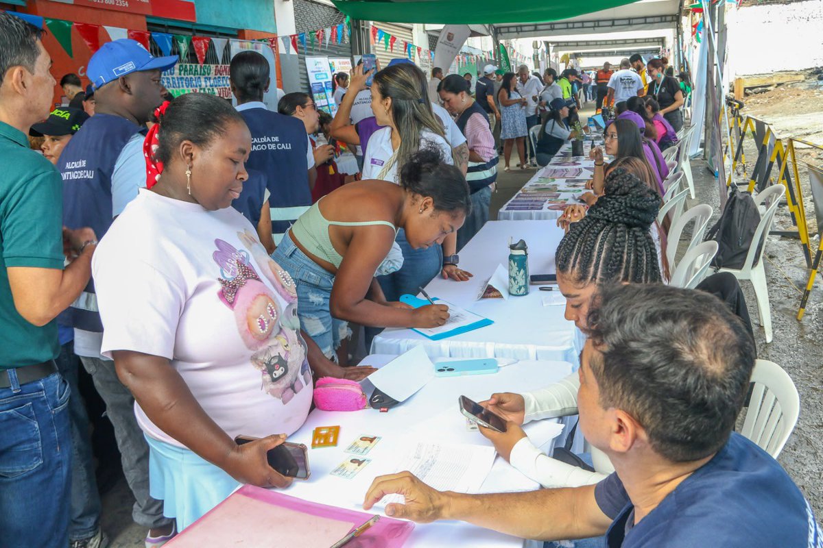 alejoeder's tweet photo. Llegamos a Ciudad Paraíso con toda la oferta institucional de la @AlcaldiaDeCali. Más de 1.000 personas se beneficiaron de la Feria de Servicios Cali Somos Todos, con atención en salud, educación, empleo y programas sociales.

Ciudad Paraíso, San Pascual y Sucre tienen toda nuestra atención. Aquí estamos y aquí nos quedamos.