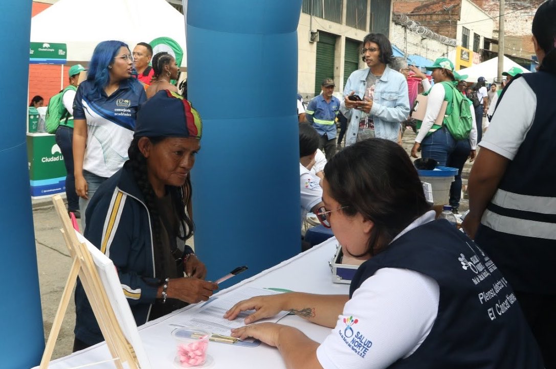 alejoeder's tweet photo. Llegamos a Ciudad Paraíso con toda la oferta institucional de la @AlcaldiaDeCali. Más de 1.000 personas se beneficiaron de la Feria de Servicios Cali Somos Todos, con atención en salud, educación, empleo y programas sociales.

Ciudad Paraíso, San Pascual y Sucre tienen toda nuestra atención. Aquí estamos y aquí nos quedamos.