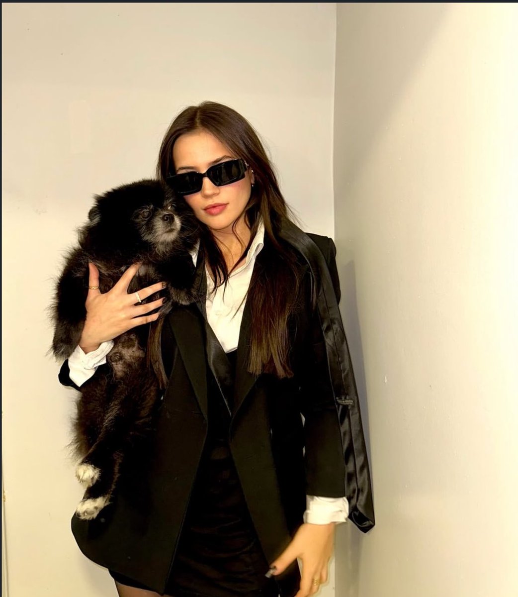 MEGA_MAG__'s tweet photo. Yağmur Yüksel, siyah takım elbisesi, kravatı ve güneş gözlükleriyle verdiği pozlarda maskülen tarzını konuşturdu. https://t.co/EuWxEE1SUz