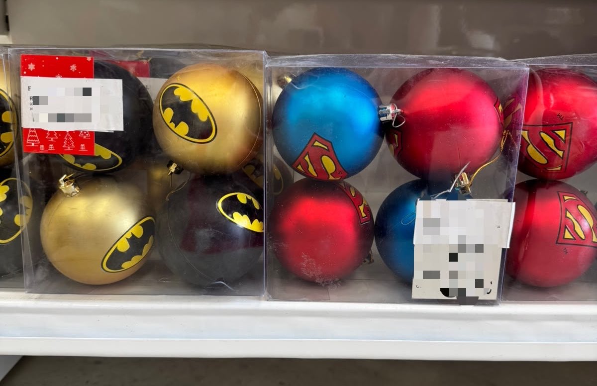 pinkhoood's tweet photo. fui em uma loja de decoração de natal e olhem só o que eu achei https://t.co/ZKdZZWIkae