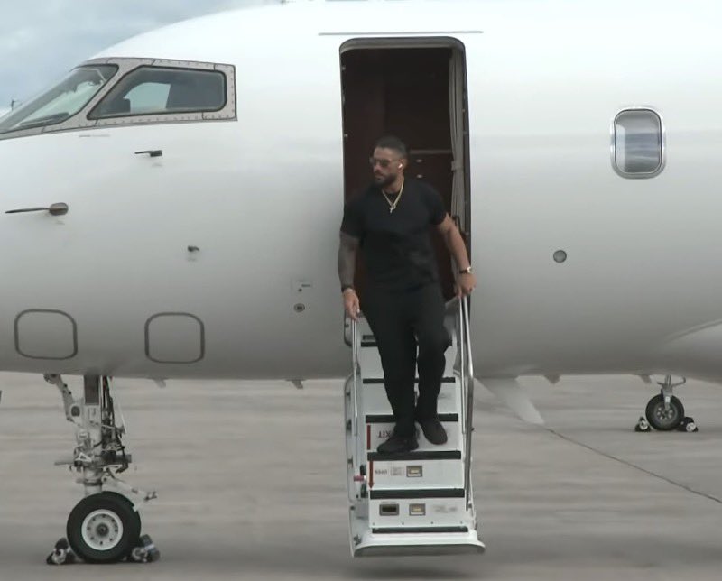 FadeAwayMedia's tweet photo. ROMAN REIGNS STEPPING OFF THE PRIVATE JET 

YOUR TRIBAL CHIEF IS HERE 

#MITB https://t.co/cukvPB0BIi