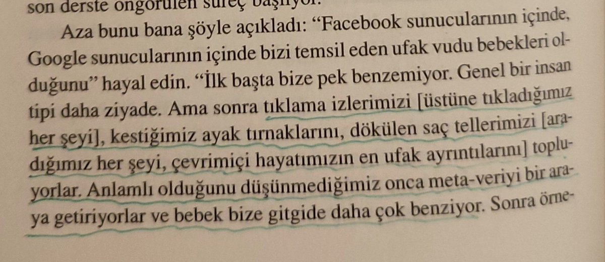 mesutozbilir's tweet photo. Bir ara bize çip takacaklar diye endişe ediyorduk, çip cebimizde ve gayet normal karşılıyoruz. Şu aletle gittiğimiz her konum, dokunduğumuz her bağlantı ve konuştuğumuz her şey bir yerlerde depolanıyor. 
 
“O gün onların ağızlarını mühürleriz; yaptıklarını bize elleri anlatır, ayakları da şahitlik eder.” 

7. asrın insanı için bu gibi ayetlere inanmak belki zordu ama biz daha dünyada iken bunu yaşıyoruz. Yarın birileri çıkıp bütün hayatımızı sayıp dökse; “şu tarihte şuraya gitmişsin, bu tarihte şununla görüşmüşsün, şunu almış bunu satmışsın” dese, şaşırmayız, inkâr da edemeyiz. Dijital ayak izimiz şahitlik eder. 

Kullar buna kâdirken Allah değil midir? Dünyevî mecralarda bunlar depolanırken uhrevî mecralarda depolanmıyor mu? 

"Artık kitap (amel defteri) ortaya konmuştur; suçluların, onda yazılı olanlardan korkuya kapılmış olarak, “Vay halimize! Bu nasıl kitapmış! Küçük-büyük hiçbir şey bırakmadan hepsini sayıp dökmüş!” dediklerini görürsün. Böylece yaptıklarını karşılarında bulmuşlardır. Rabbin hiç kimseye haksızlık etmez." (Kehf, 49)