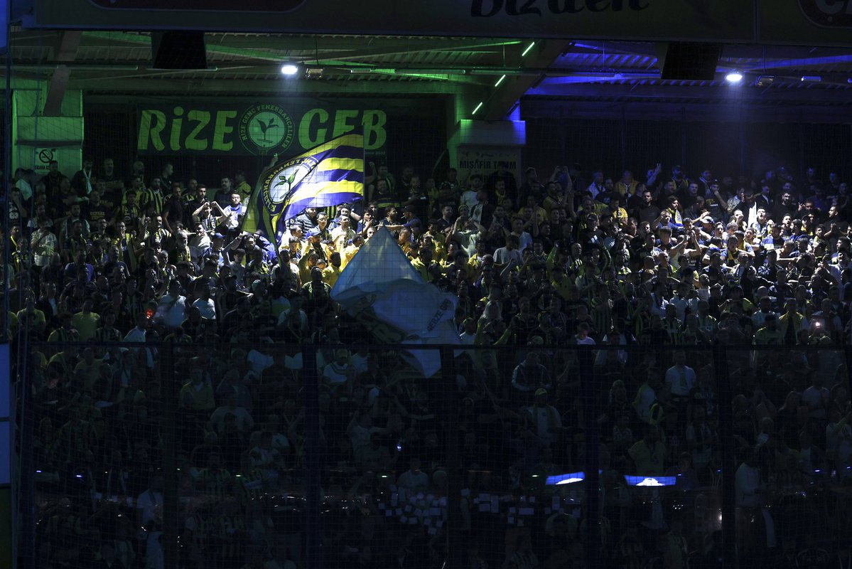 gencfborg's tweet photo. ADINLA TAKIMINLA TARAFTARINLA! 🟡🔵

Her zaman ve her yerde olduğu gibi Rizespor deplasmanında da Fenerbahçemizi yalnız bırakmayan, 90 dakika boyunca bir an olsun susmayıp Rize’yi Kadıköy’e çeviren, bitmek bilmeyen enerjisiyle takımımıza itici güç olan büyük Fenerbahçe taraftarına sonsuz teşekkürlerimizle!

Geri dönüş yoluna çıkacak olan tüm taraftarlarımıza kazasız belasız hayırlı yolculuklar diliyoruz.

#GençFenerbahçeliler