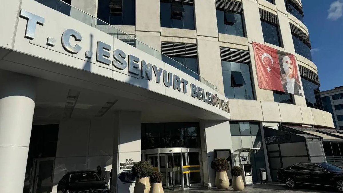 eminpazarci's tweet photo. Yağmur misali yağıyor...
İnanın pisliklerin çoğunu paylaşmıyorum. Arada örnekler veriyorum.
Tam bir soygun düzeni kurmuşlar. Herkesi ve sonuçta halkı çarpmışlar.
Bu da Esenyurt Belediyesi soruşturmasından birkaç tespit:
-Hak edişlerden % 20 rüşvet alınmış.
-Makam odasına para taşınmış. Biri 9 milyon T.L, diğeri 400 bin dolar vermiş.
-Bir başkası pastanede 3 milyon teslim etmiş. Vesaire vesaire...
Kuru ifadeler değil bunlar. Telefon dinlemeleri, baz istasyonu kayıtları ve MASAK raporları ile teyitli.
Ama utanmadan hala bağırıyorlar...