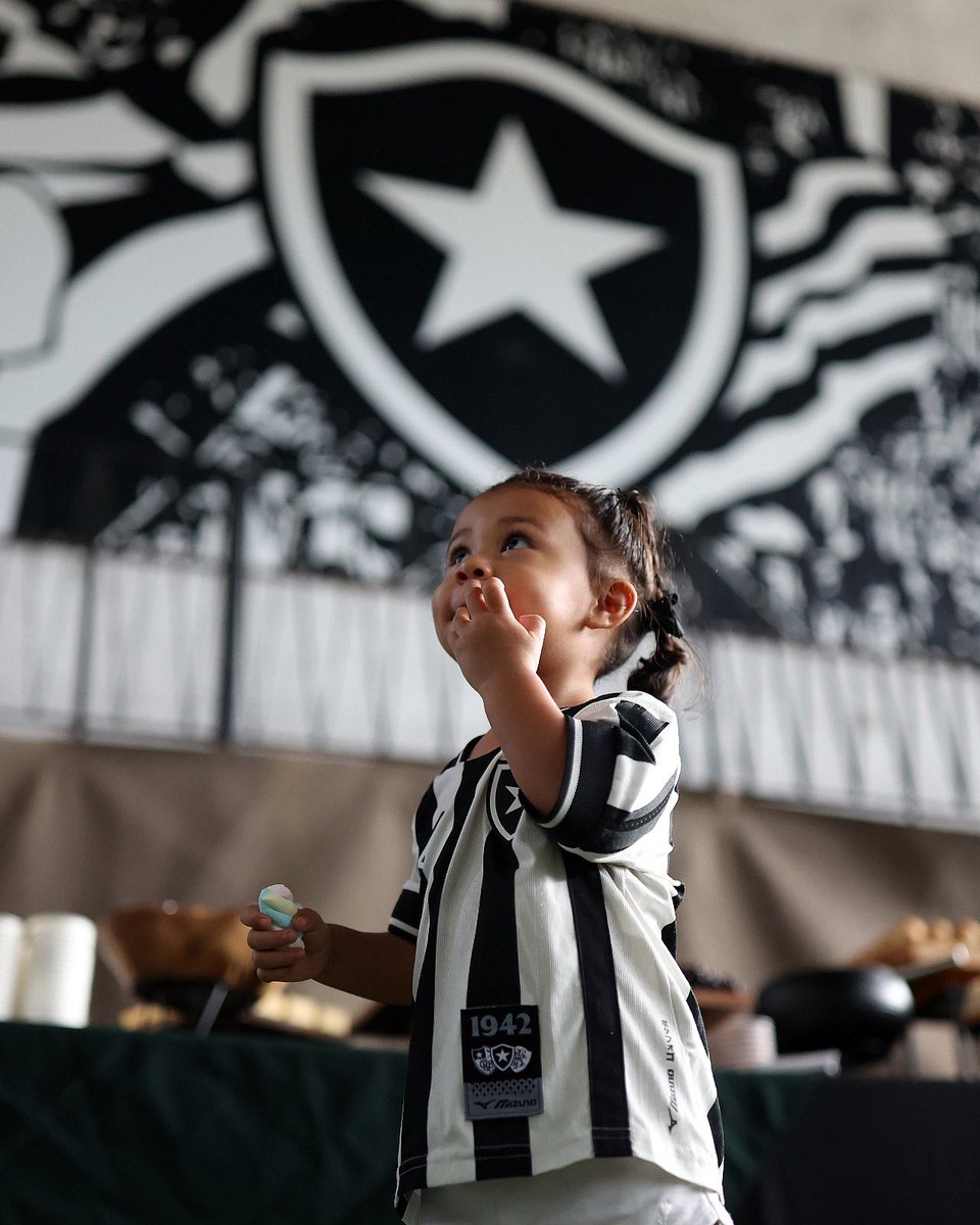 Botafogo's tweet photo. DIA DAS CRIANÇAS NO CT 🎉⭐️

Os filhos dos atletas e colaboradores do Glorioso foram ao Centro de Treinamento neste sábado para um evento especial de dia das crianças! Após o treino, os pequenos também tiveram um momento de lazer no campo! 🖤🤍 #BFR

📸 Vítor Silva / BFR https://t.co/deMRiOTJox