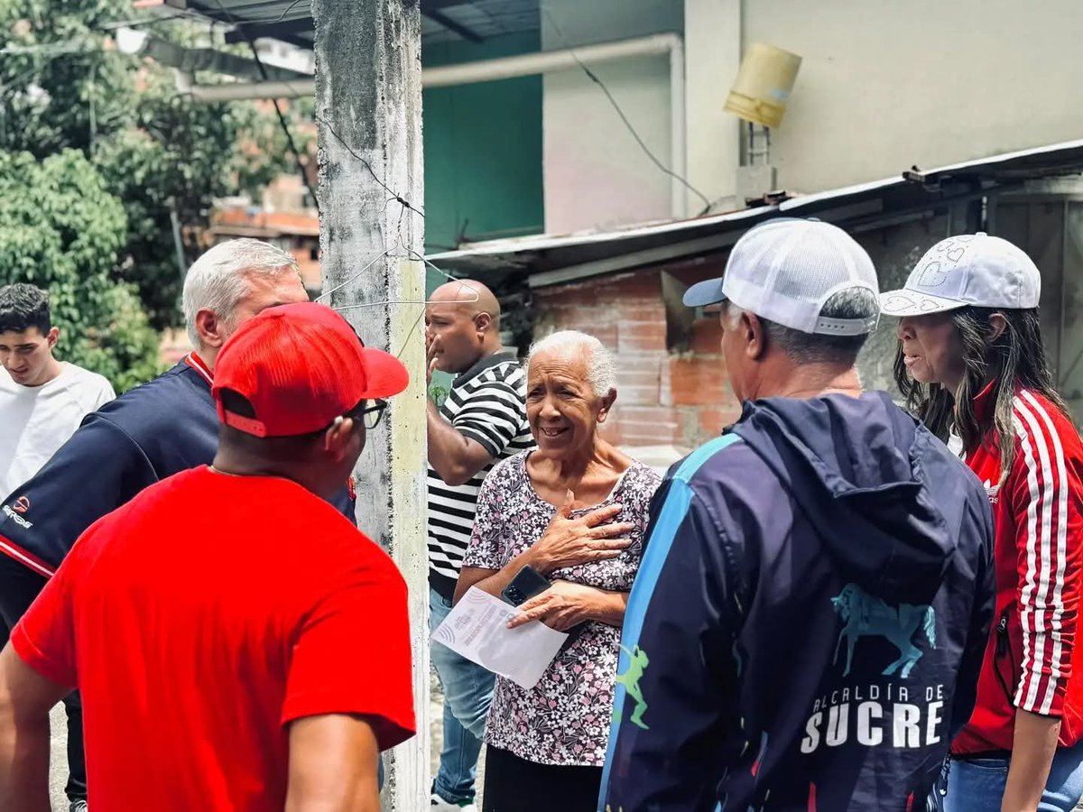JDEnVictoria's tweet photo. ¡Sábado de despliegue! 🇻🇪
Recorrimos casa por casa la comunidad 12 de Octubre en Petare junto al alcalde Diógenes Lara y voceros comunitarios. En unidad, ¡vamos todos a participar este 18 de octubre!
#ConsultaPopular2026 #PoderPopular #TrabajoEnEquipo https://t.co/edcak2I85u