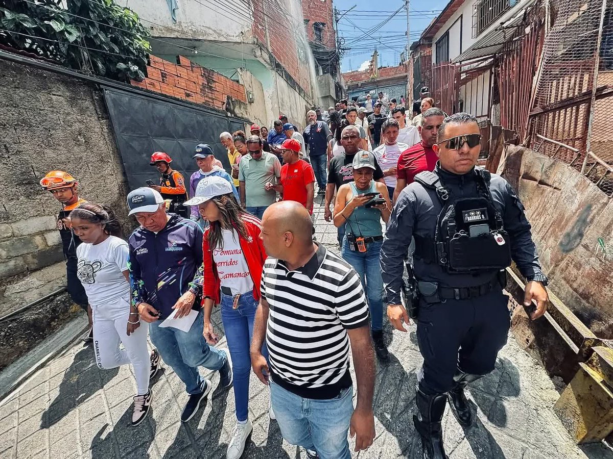 JDEnVictoria's tweet photo. ¡Sábado de despliegue! 🇻🇪
Recorrimos casa por casa la comunidad 12 de Octubre en Petare junto al alcalde Diógenes Lara y voceros comunitarios. En unidad, ¡vamos todos a participar este 18 de octubre!
#ConsultaPopular2026 #PoderPopular #TrabajoEnEquipo https://t.co/edcak2I85u