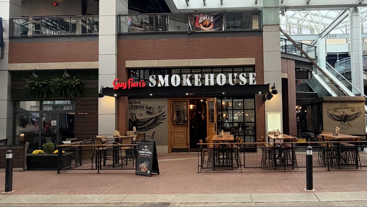 FSUKXAZ's tweet photo. Excellent BBQ lunch at Guy Fieri’s Smokehouse in downtown Louisville. I had chopped brisket Texas style, Mac n cheese, & cornbread. I tried 4 of their sauces and the 2 best were Smokehouse JuJu BBQ sauce and the Bourbon Brown Sugar BBQ sauce. #GuyFieri #GuyFierisSmokehouse #BBQ #Louisville #Kentucky