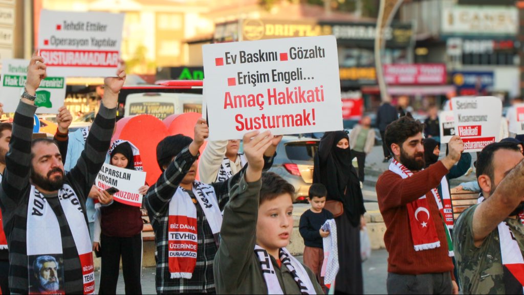 furknharketi's tweet photo. BAŞKENT’TE ADALET ÇAĞRISI! 

Susmak, yapılan haksızlığa ortak olmaktır! Hocamız ve kardeşlerimiz zulüm altındayken üzerimize atılan iftiralar karşısında sessiz kalmayacağız. 

Hak yerini bulana, özgürlük gelene kadar mücadelemiz sürecek!

📍Ankara | Haksız Tutuklamalara Karşı Basın Açıklaması 

#YargıEliyleZulüm 
ZulmeKarşı Meydandayız