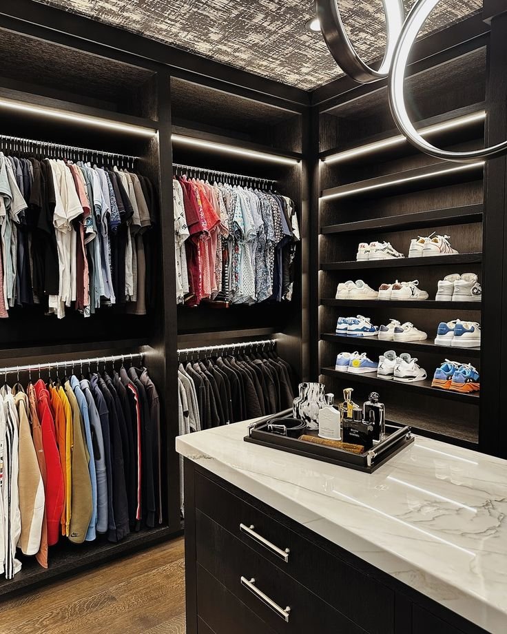 RefinedManHQ's tweet photo. Basic needs for a modern man. https://t.co/pCQqZ9IVKV