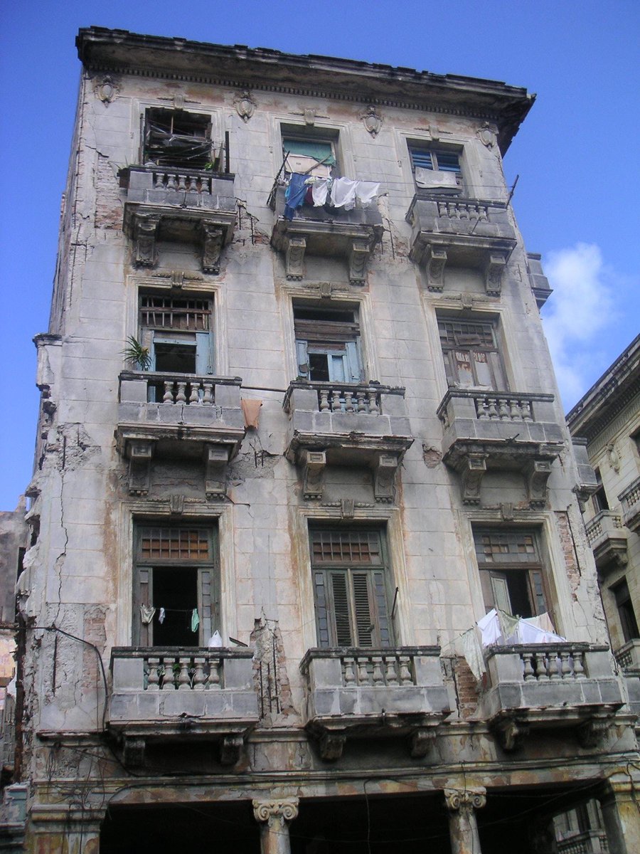 juanrallo's tweet photo. La vivienda "cubana" que ofrece el PSOE como "derecho". https://t.co/9VunvsyYmP