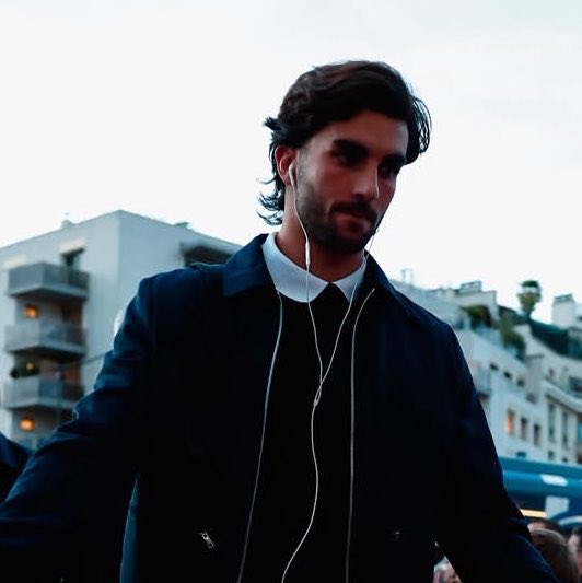 iamyourdreaam's tweet photo. It’s pointless to keep arguing about which haircut suits him best. He looks good with any imaginable hairstyle. https://t.co/vLe7WLEpnH