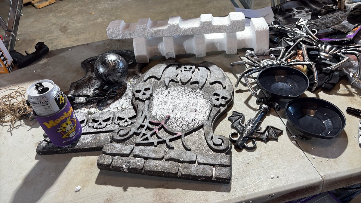 metal_maiden80's tweet photo. DIY day y'all, it's getting spooky up in this bitch 🎃🤘🏼@ThatKevinSmith @JayMewes #moobyspopup #moobyspopup2020 gotta represent #snoogins https://t.co/Gdvlf9qMYI