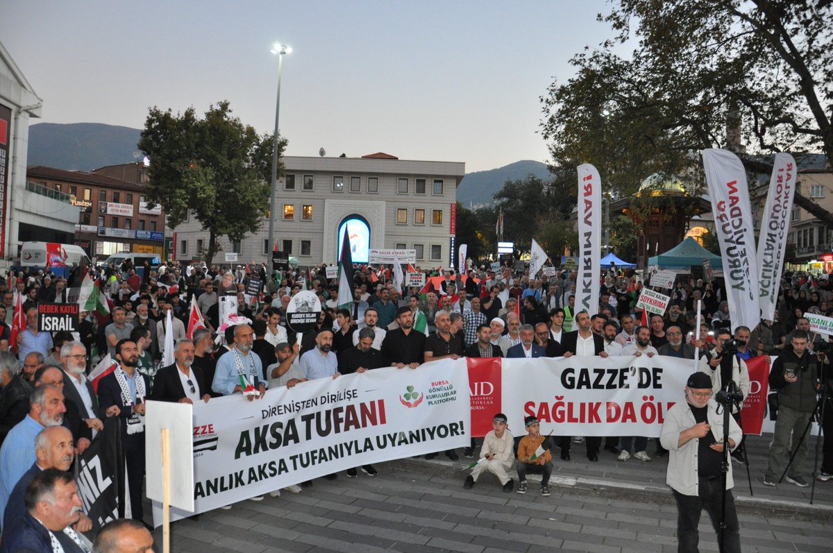 ZekiAras16's tweet photo. Bursa bugün yine şanına yakışanı yaptı! 

Sivil toplum kuruluşlarımızın öncülüğünde düzenlenen "Direnişten Dirilişe Aksa Tufanı" yürüyüşüne teşkilatımızla birlikte katıldık.

Meydanları dolduran, Filistinli kardeşlerimizin sesi olan tüm hemşehrilerimizden Allah razı olsun. 🇵🇸 https://t.co/O19xxpU5DX