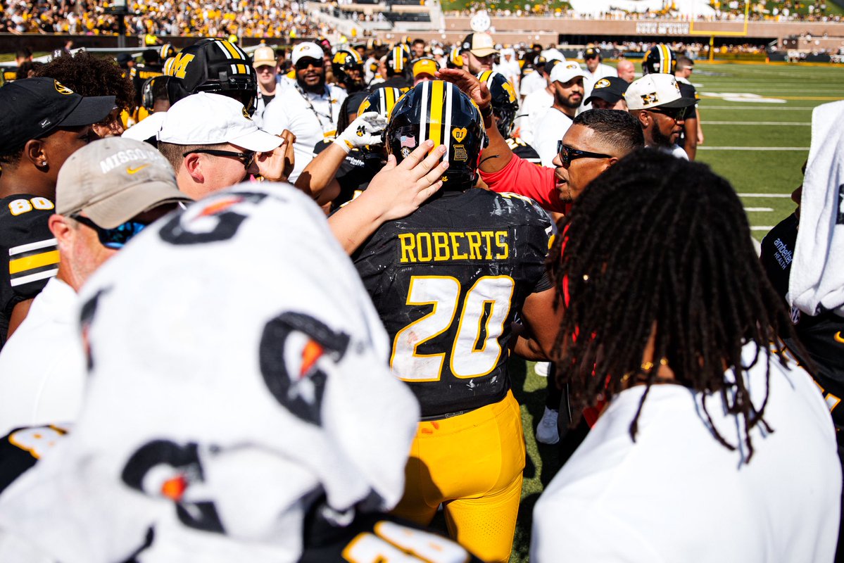 MizzouFootball's tweet photo. 𝑻𝑯𝑬 𝑪𝑳𝑶𝑺𝑬𝑹 

@0fficialmal20 https://t.co/GdZYGjWYJj