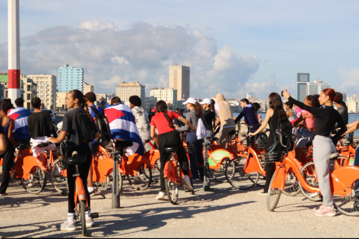 UJCdeCuba's tweet photo. 🚴‍♀️🇨🇺| En homenaje al 158 aniversario del inicio de las gestas independentistas en Cuba, cerca de un centenar de estudiantes de la UH protagonizaron la Bicicletada Universitaria Pedaleando × Cuba en una jornada de compromiso, participación y amor por la nación.

#UJCdeCuba #FeuUH https://t.co/xLVVkXaYwY