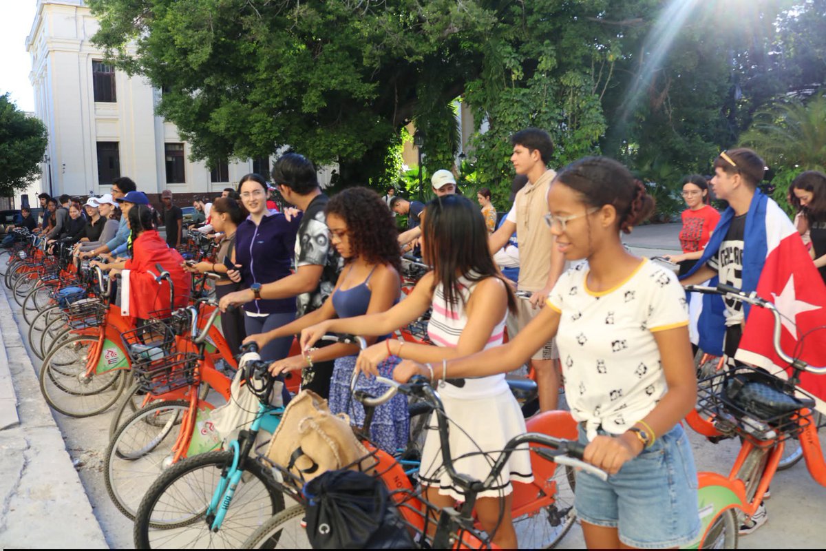 UJCdeCuba's tweet photo. 🚴‍♀️🇨🇺| En homenaje al 158 aniversario del inicio de las gestas independentistas en Cuba, cerca de un centenar de estudiantes de la UH protagonizaron la Bicicletada Universitaria Pedaleando × Cuba en una jornada de compromiso, participación y amor por la nación.

#UJCdeCuba #FeuUH https://t.co/xLVVkXaYwY