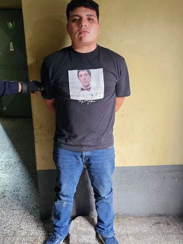 CroniGuanacas's tweet photo. @RolandoCastroSv Tu Jefe de Centros Recreativos y amigo es un marero de la MS-13 detenido en Guatemala tras participar en un intento de homicidio. Vos lo llevaste al MINTRAB y lo promoviste. Acabás de contratar a su hermana y sos íntimo de su madre. Te vas a quemar si seguís calumniándome. https://t.co/i0VdQnTMVF