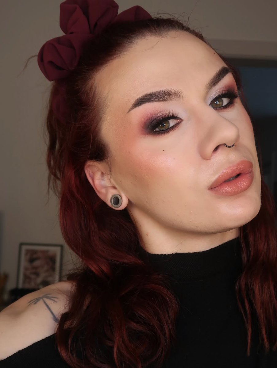 AshantiRumyvb5's tweet photo. Jeg fik et lille push, da jeg så lidt makeup content fra 

Produktet brugt:

Ansigt:
@maybelline superstay skin tint
@esteelaudernordic bronzer “medium”
@maccosmeticsnordics blush “pinch me”

Øjne:
@plouise_makeup_academy eyeshadow base
@tooface https://t.co/dI9tUPFpxC