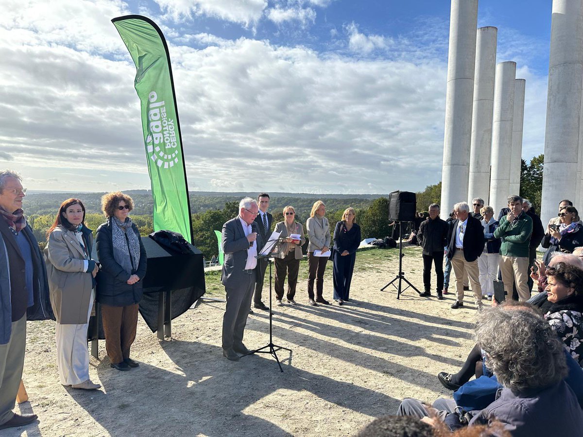 Prefet95's tweet photo. 🏛️ #Patrimoine | Une tour de 36 mètres, 12 colonnes monumentales, une passerelle rouge qui traverse l’Oise… Depuis 1986, l’œuvre de l’artiste Dani Karavan est devenue un symbole incontournable du #Valdoise, à la croisée de l’art, de l’architecture et du paysage.

🎉 Pour ses 40 ans, @prefet95 a participé aux côtés de Marie-Christine Cavecchi, présidente du conseil départemental, Jean-Paul Jeandon, maire de Cergy et président de la communauté d’agglomération de Cergy-Pontoise, et Michel Jaouën, président de l’association Axe Majeur, et Stéphanie Von Euw, conseillère régionale, au dévoilement d’une nouvelle table de lecture touristique et à la présentation du dispositif matérialisant le label « Architecture contemporaine remarquable », attribué par le ministère de la Culture en 2022.

👉 Cette nouvelle table permet de découvrir les 12 stations de cette œuvre de 3,2 km et d’en apprécier toute la richesse et les perspectives.

🎭 Au programme : performances artistiques, visites, découvertes scientifiques et environnementales !

📍 Un patrimoine remarquable, ouvert à tous, à (re)découvrir à Cergy-Pontoise !