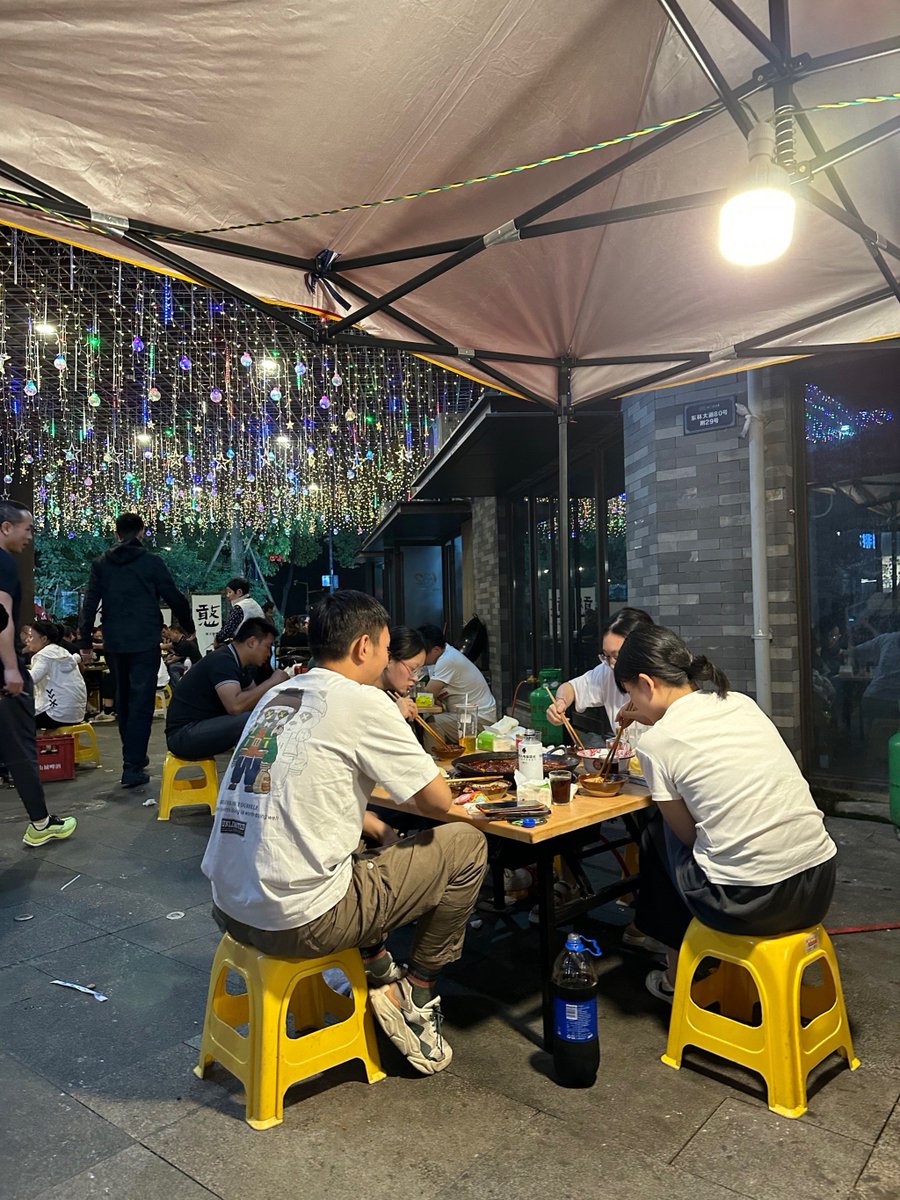 jhppt2018's tweet photo. 屋台で元気に嚷う若者の隣で、熱々の餃子を頬張り、梁の下で風を感じた。 https://t.co/IJQhfMn47f