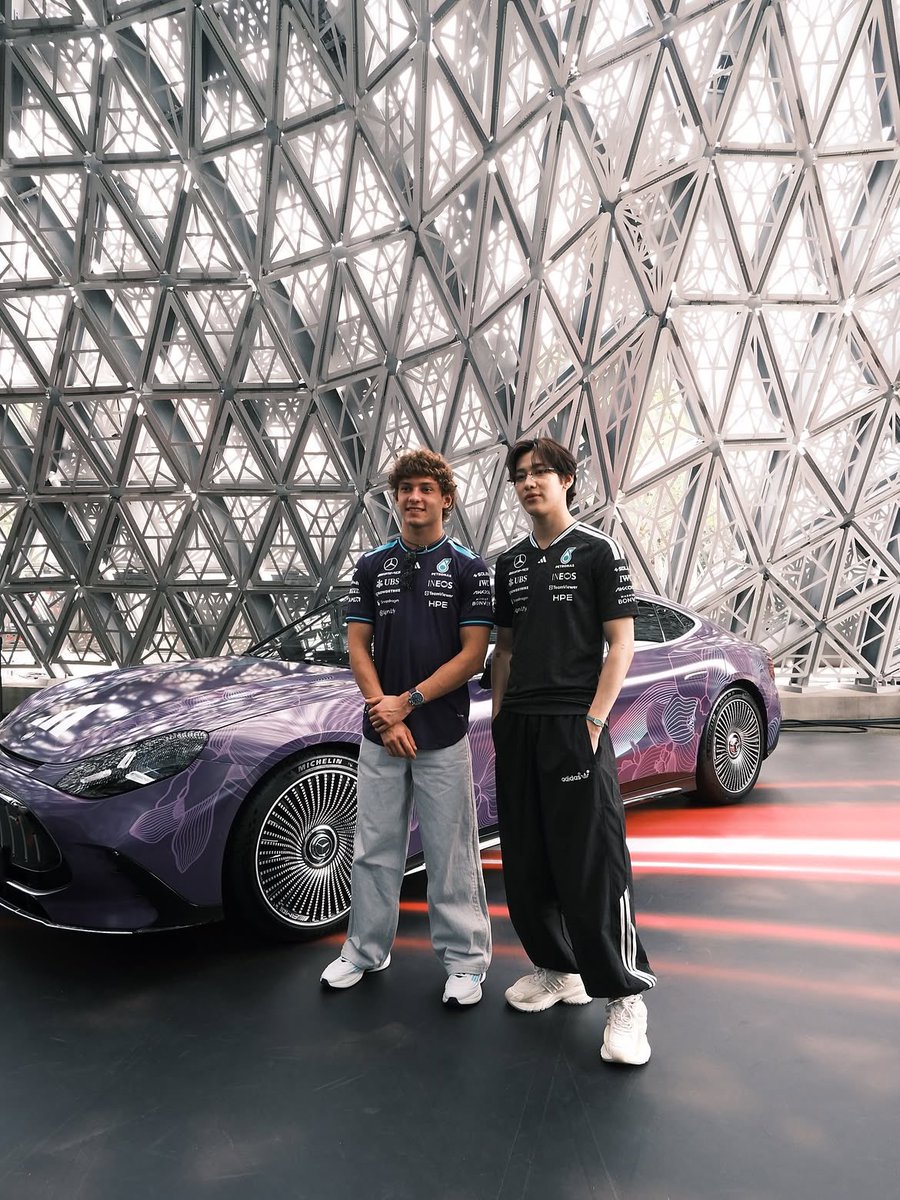 BamBamBooster's tweet photo. 261010 | #BamBam & #AndreaKimiAntonelli’s IG Update 

Singapore is HOT🔥 #F1 #adidasMotorsport 

@adidasthailand
@adidassg 
@adidasmotorsport
@mercedesamgf1 
@mercedesbenzsg
@.mercedesamgmotorsport

🏁 https://t.co/QUod9ght5L

#BamBamxadidasxMercedesF1 
#BamBam #adidas #MercedesAMGF1 #SingaporeGP #F1 @BamBam1A @adidas @MercedesAMGF1 @F1