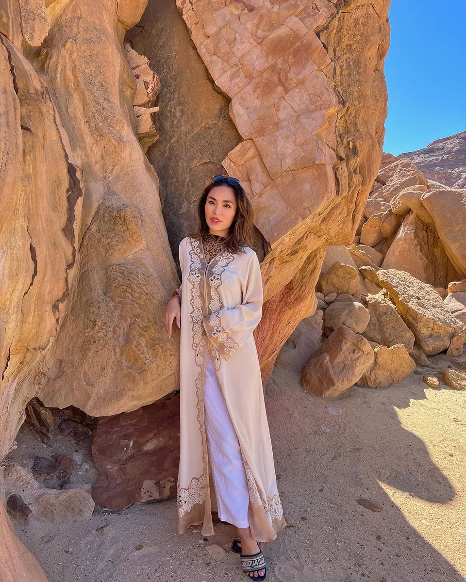 Wongs54's tweet photo. I never thought I’d be coming to Saudi Arabia 🇸🇦 But ong, it’s seriously to my surprise!!! The media portrayed it as if it’s some bad place but no, what I’ve experienced was AMAZING My friends and I explored the sand dunes to see these wonderful mountai formation, similar https://t.co/28wtUPdDWf