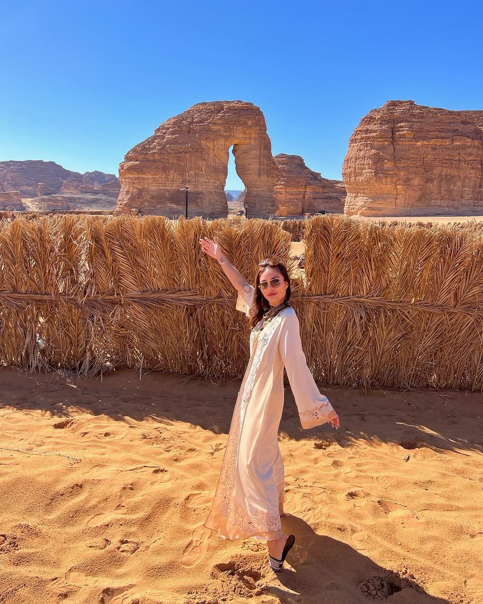 Wongs54's tweet photo. I never thought I’d be coming to Saudi Arabia 🇸🇦 But ong, it’s seriously to my surprise!!! The media portrayed it as if it’s some bad place but no, what I’ve experienced was AMAZING My friends and I explored the sand dunes to see these wonderful mountai formation, similar https://t.co/28wtUPdDWf