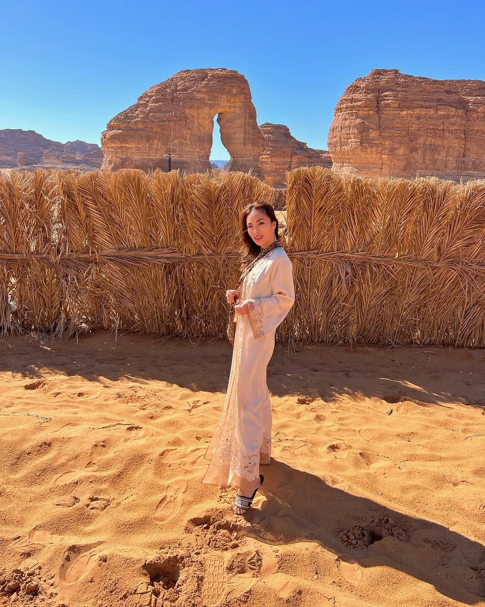 Wongs54's tweet photo. I never thought I’d be coming to Saudi Arabia 🇸🇦 But ong, it’s seriously to my surprise!!! The media portrayed it as if it’s some bad place but no, what I’ve experienced was AMAZING My friends and I explored the sand dunes to see these wonderful mountai formation, similar https://t.co/28wtUPdDWf