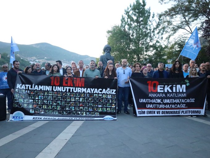 SurucAileleri's tweet photo. #10Ekim11Yıl

Gömeç, Antakya, Dersim, Eskişehir'de barış güvercinlerini anmak için bir araya geldik.

10 Ekim'in hesabı sorulacak! https://t.co/YUatVEe8zQ
