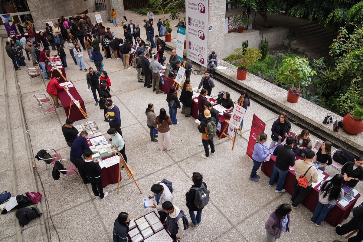 elcolmex's tweet photo. ¡Ya comenzó nuestra 10ª Feria de licenciaturas y posgrados! 🎉🎒
Asiste hoy hasta las 14:00 horas en la explanada y conoce toda la información necesaria para estudiar en El Colegio de México, una de las instituciones de educación superior más reconocidas de México y América Latina.
En la Feria encontrarás módulos informativos/stands de nuestros 8 Centros de Estudios y áreas como la Oficina de Intercambio Académico; Red de Estudios sobre Desigualdades; Coordinación de Idiomas; Coordinación de Servicios de Cómputo; Colmentoras y el Programa Interdisciplinario de Ciencia de Datos. Además de recorridos de la @bibliocolmex, café con nuestra comunidad egresada @ColmecasA y descuentos en la librería del Fondo Víctor L. Urquidi.
 
@CEHColmex @CEIColmex @CES_COLMEX @CELLColmex @CEDUAColmex @CEAAColmex @CEEColmex @CEGColmex @LibrosColmex @FundacionColmex