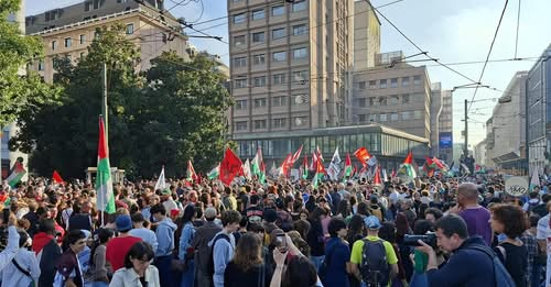 Italia24HLive's tweet photo. 👥Corteo per Gaza anche a Milano, partito alle 16:00 da Ppiazza della Repubblica. 

Corteo per chiedere lo stop agli accordi e l'embargo nei confronti di Israele. Video di Milano InMovimento. https://t.co/vVZ2nKxXKk